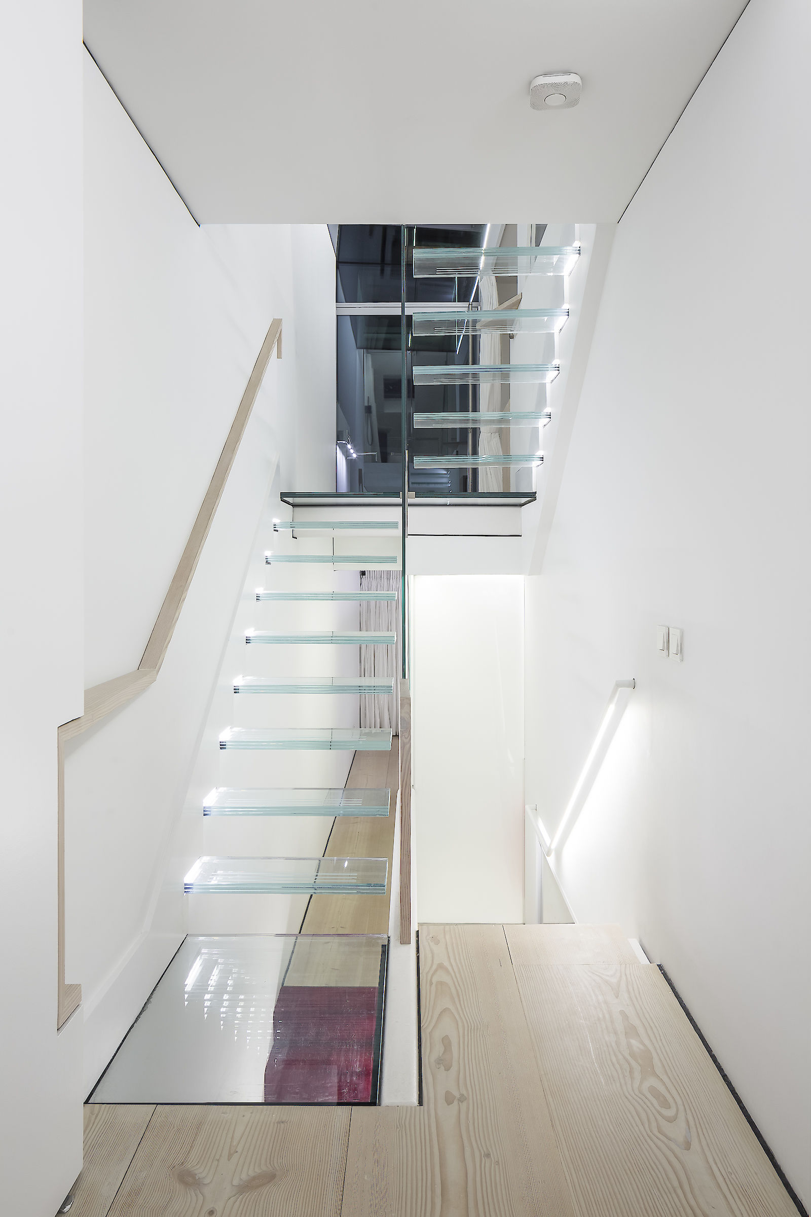 GC House in Fulham by inaki leite design. Lighting for glass stairs on first floor with cantilever steps designed by iñaki leite for your architect london