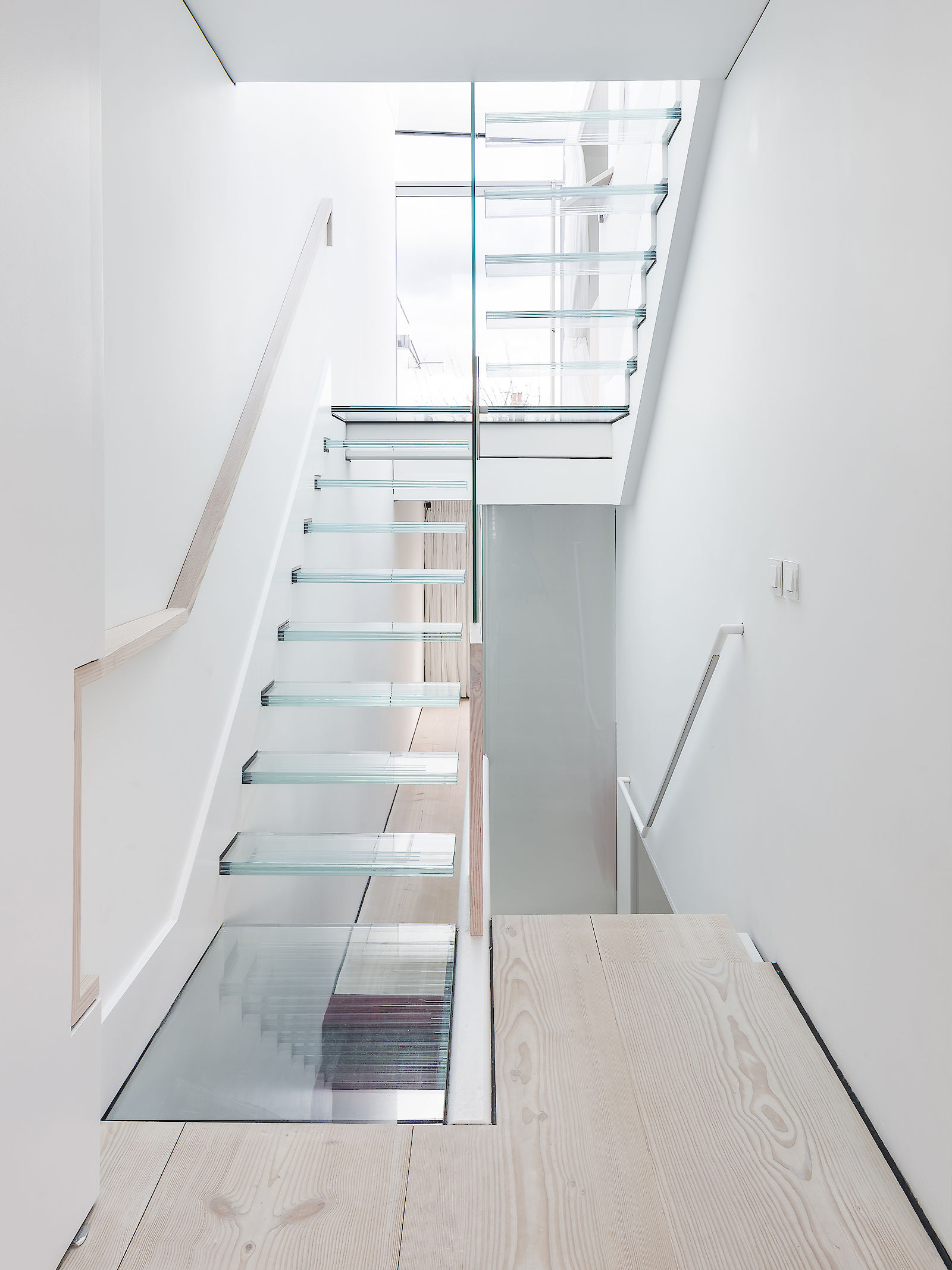 GC House in Fulham by inaki leite design. Glass stairs on first floor with cantilever steps designed by iñaki leite for your architect london