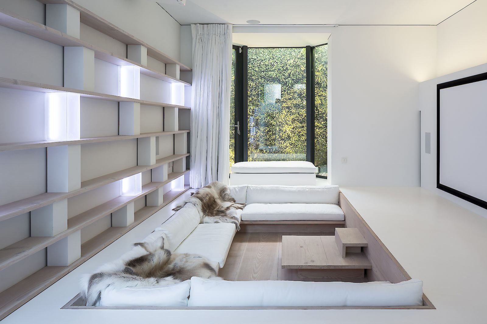 GC House by inaki leite design. Fulham house cinema room with seating pit to front lightwell designed by iñaki leite