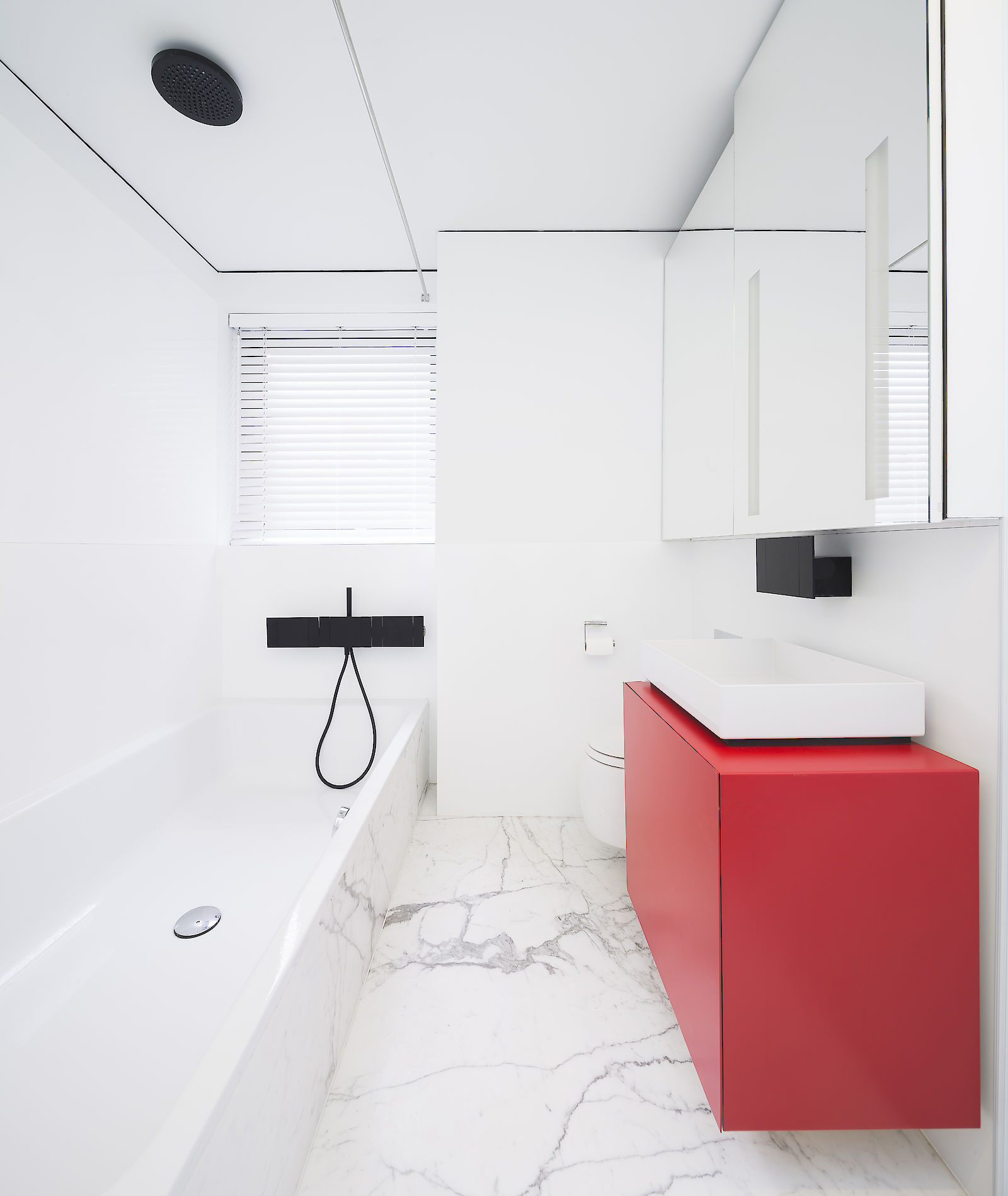 GC House by inaki leite design. Fulham house family bathroom on first floor with innovative tiling in matte white designed by iñaki leite