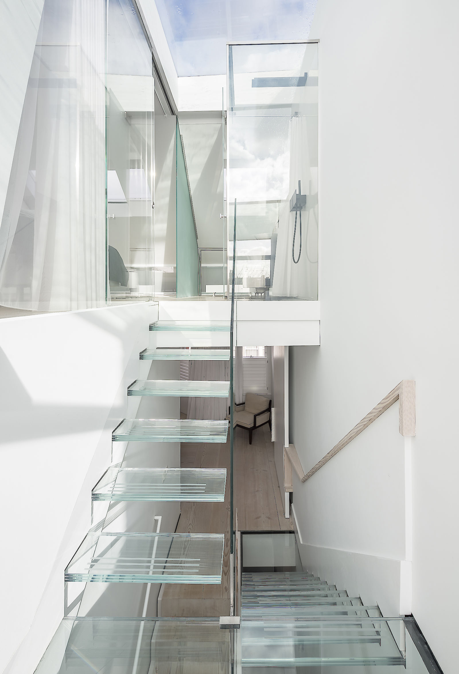 GC House by inaki leite design. Fulham house glass stairs to loft from half landing designed by iñaki leite