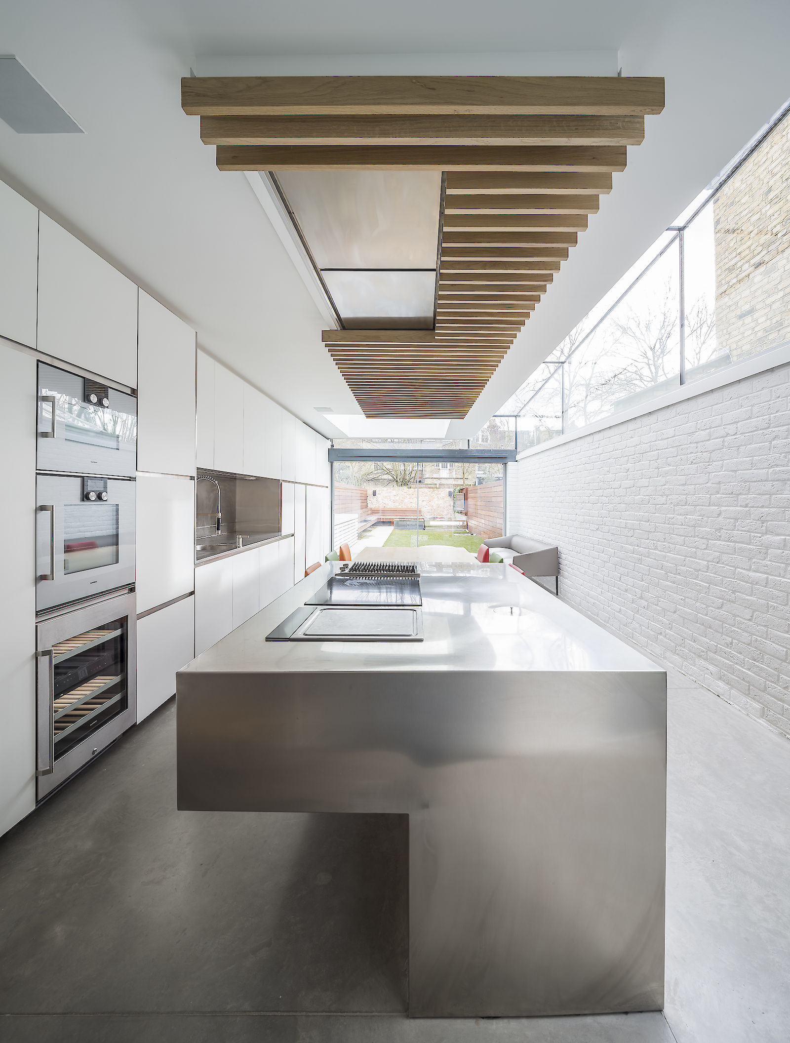 GC House in Fulham by inaki leite design. Kitchen extension with oak louvers ceiling with day light designed by iñaki leite