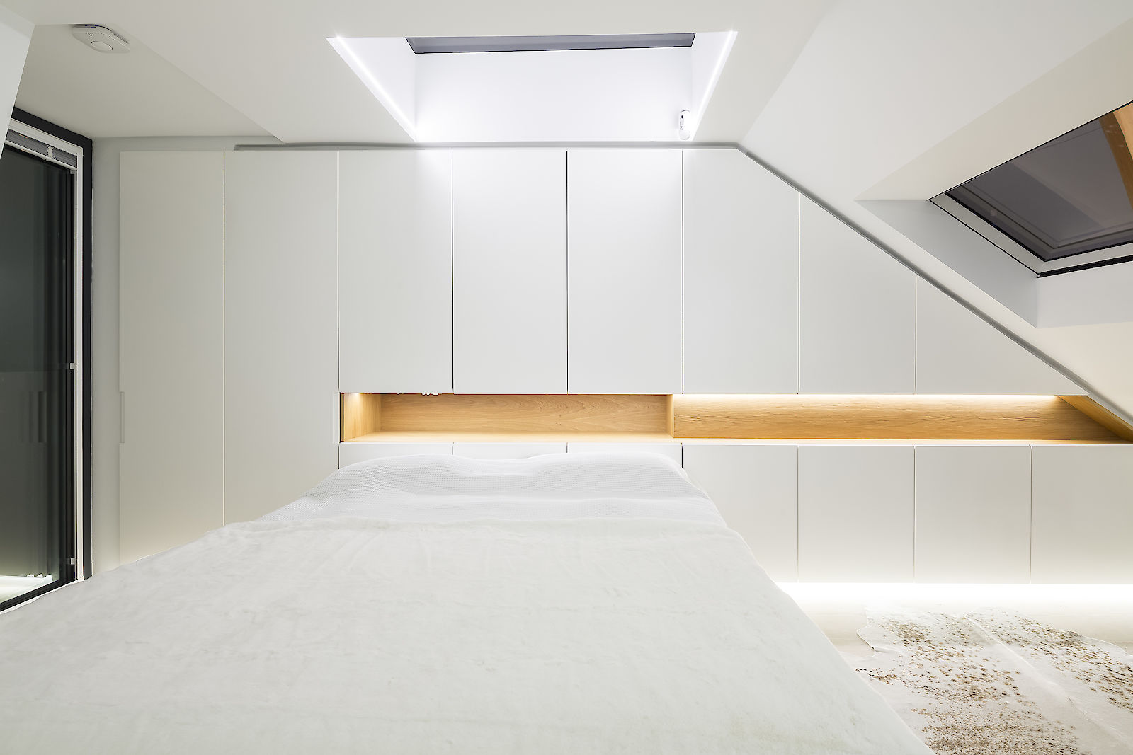 GC House by inaki leite design. Lighting of Fulham house loft bedroom designed by iñaki leite