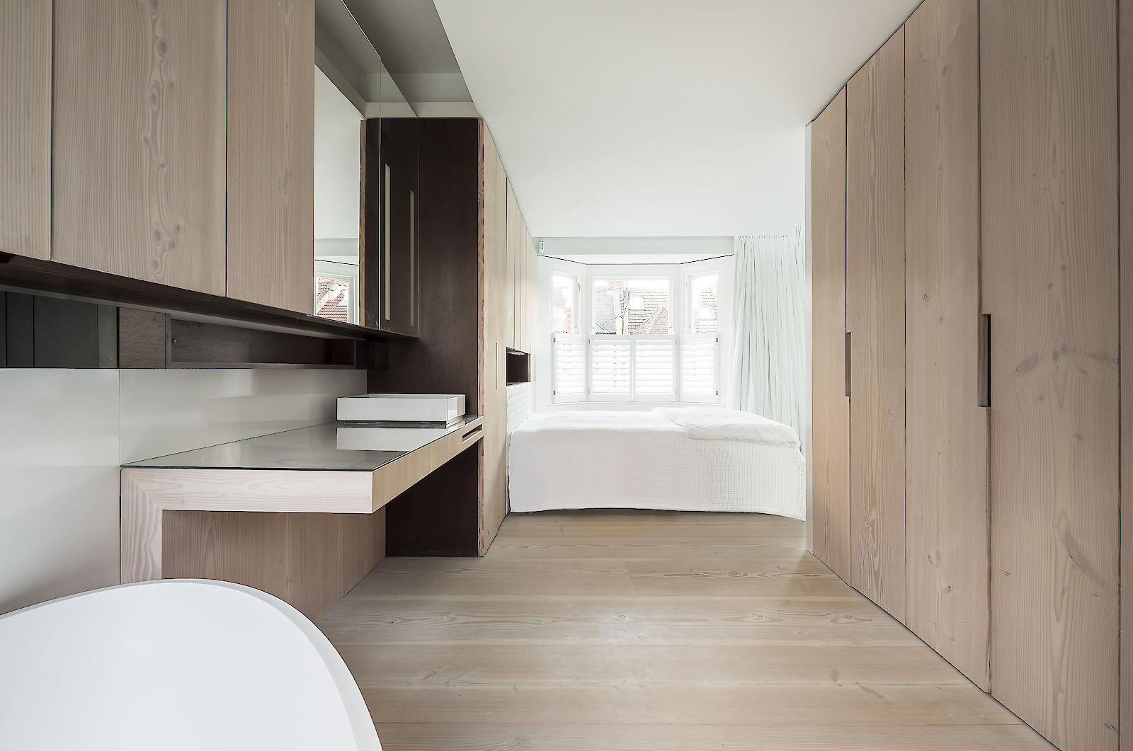 GC House by inaki leite design. Fulham house master bedroom en-suite with Dinesen cupboards designed by iñaki leite