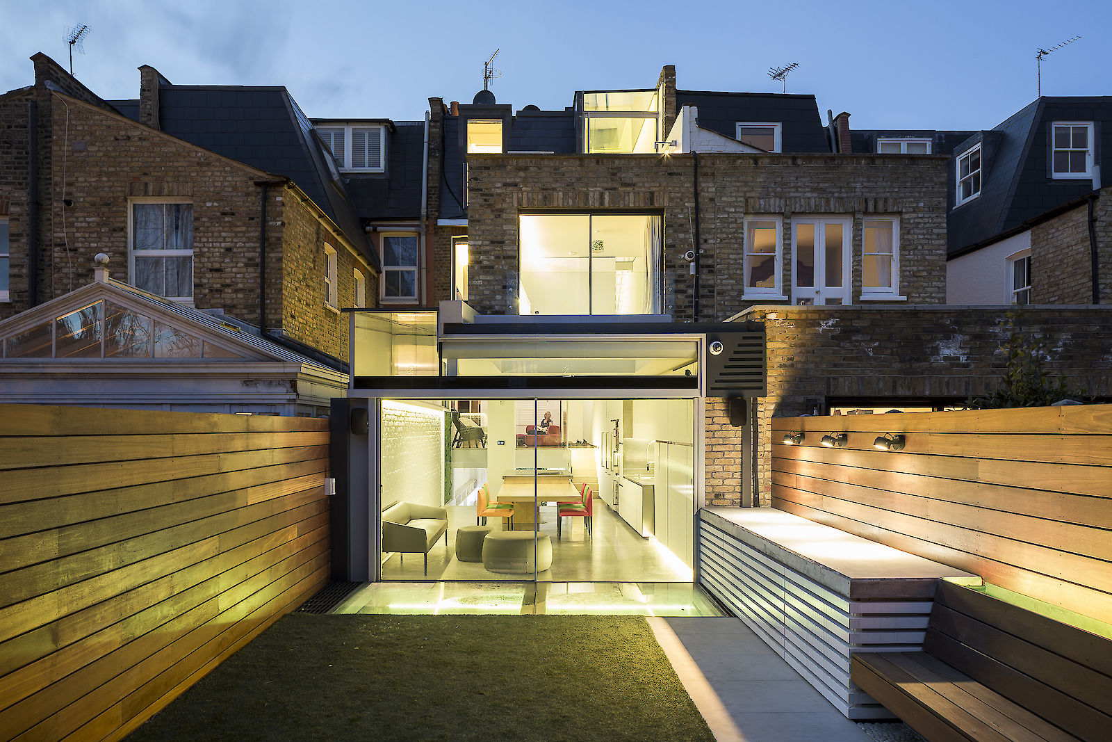 GC House by inaki leite design. Fulham house rear elevation with lighting at twilight