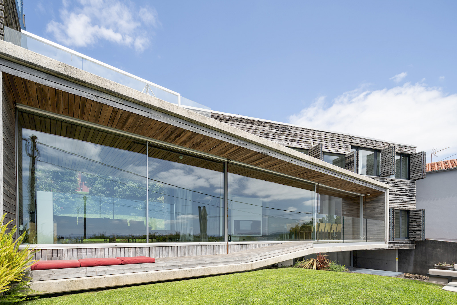 Dezanove House designed by iñaki leite. Front elevation