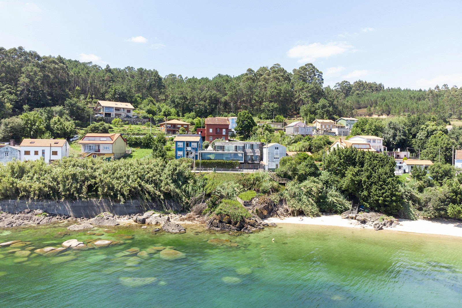 Dezanove House designed by iñaki leite. Waterfront