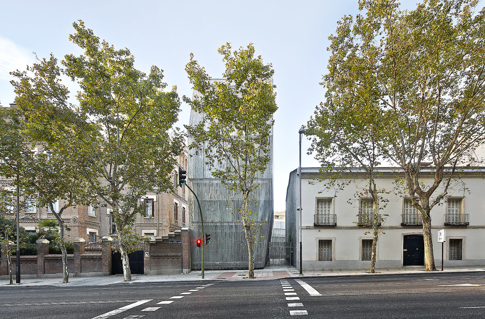 Francisco Giner de los Ríos Foundation by AMID.cero9. Elevation view from the street